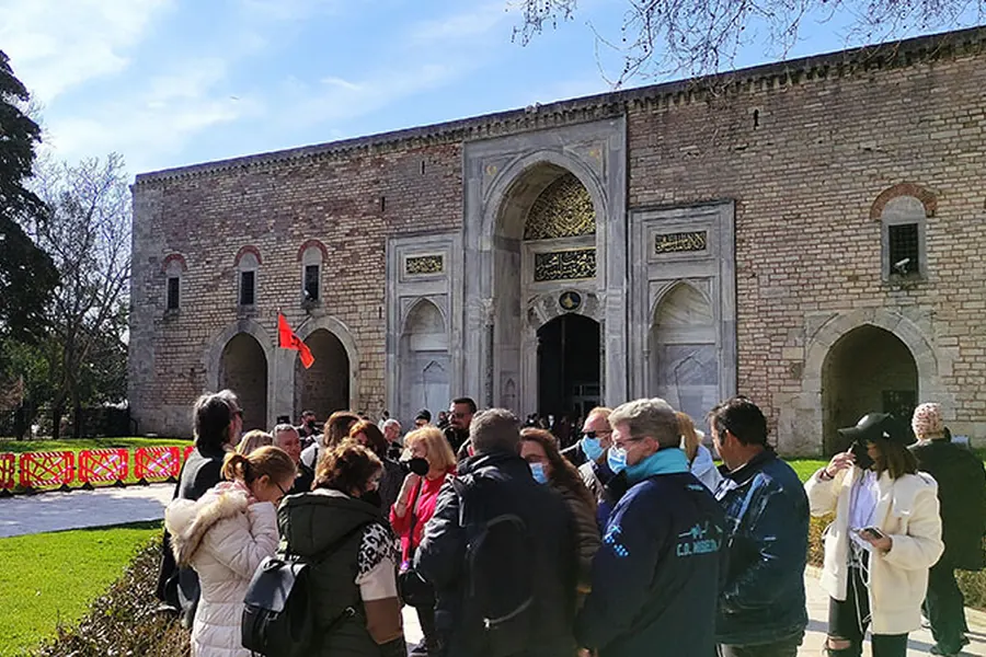 Visitors at the entrance courtyard of Topkapı Palace