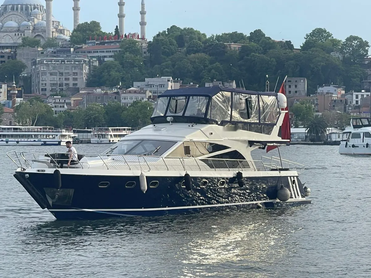Azure yacht with Süleymaniye Mosque behind