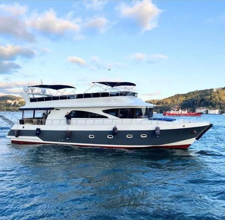 Blue Wave motor yacht on the Bosphorus