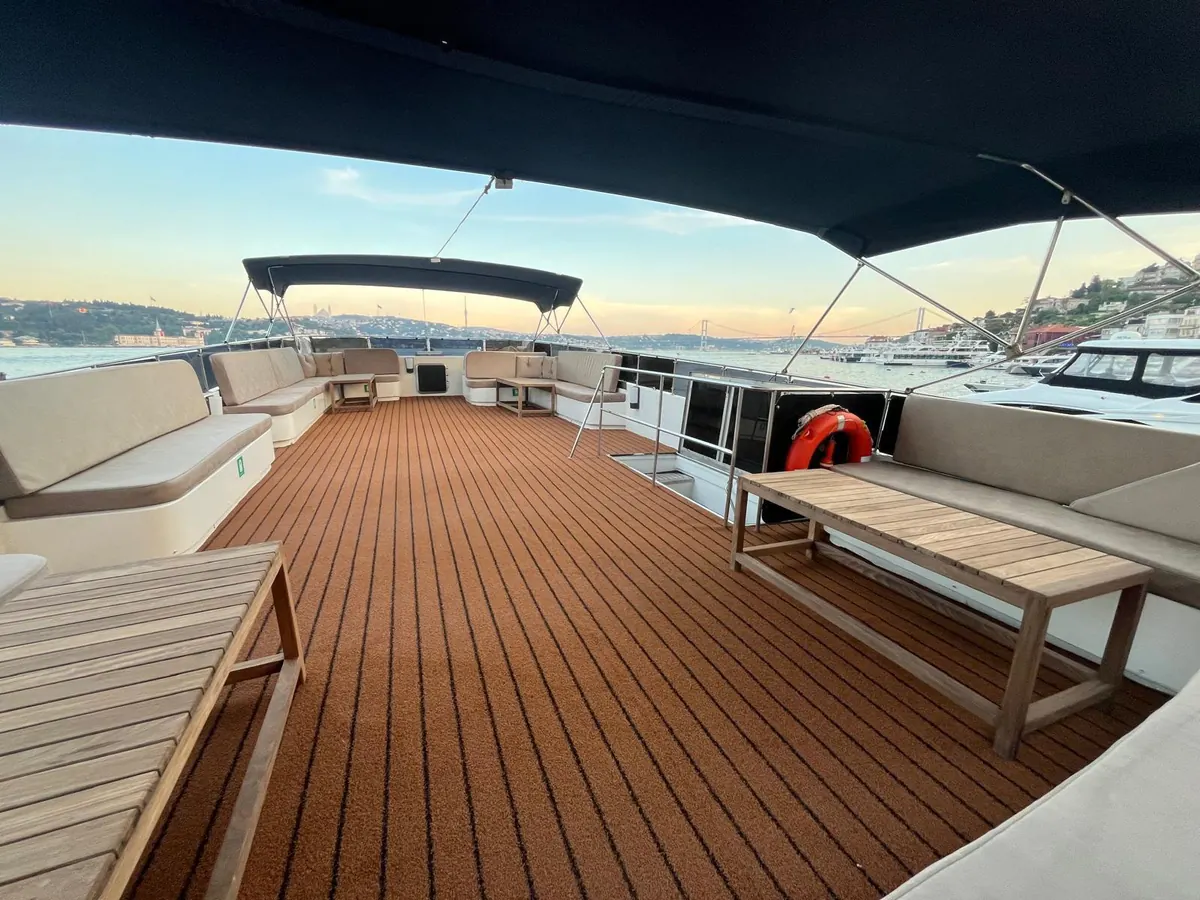 Open flybridge with seating on Blue Wave
