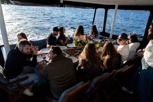 Bosphorus Client Entertainment & Networking on a Yacht – Istanbul Luxury Cruise