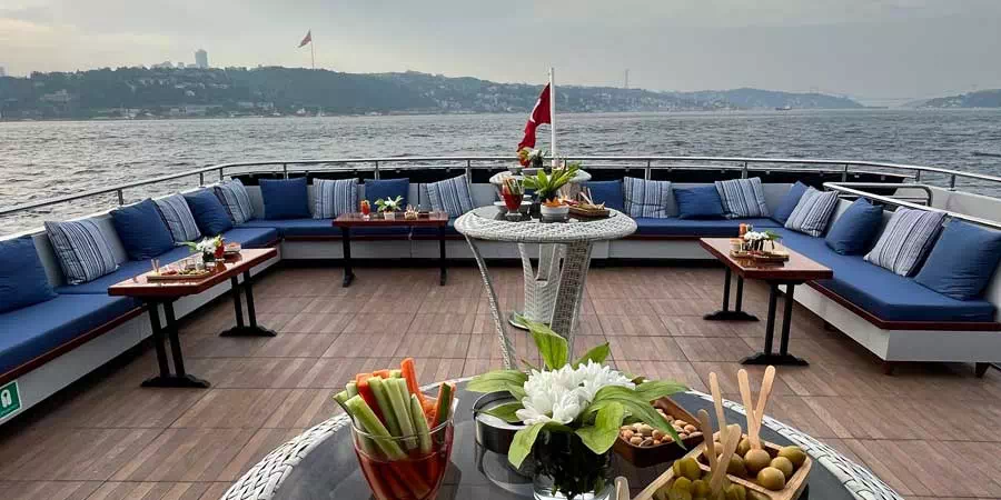 Bosphorus Dinner Cruise – Evening Istanbul Yacht Tour