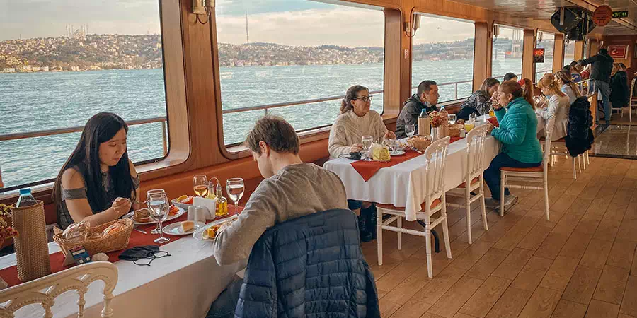 Crucero al atardecer por el Bósforo con cena y noche turca