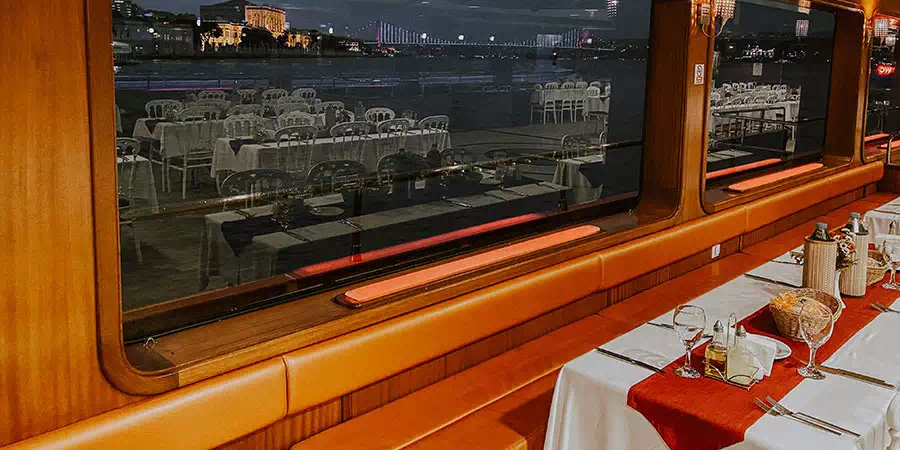 Crucero al atardecer por el Bósforo con cena y noche turca