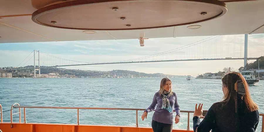 Crucero al atardecer por el Bósforo con cena y noche turca