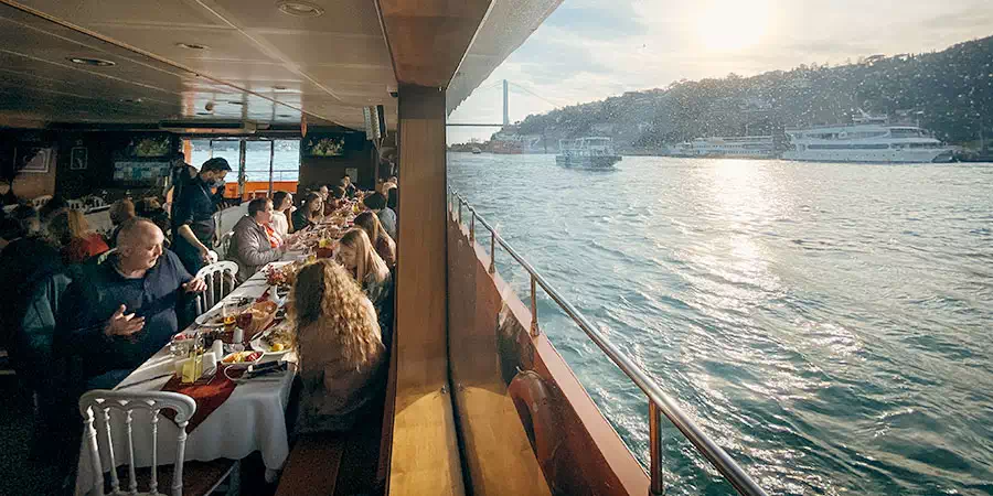 Crucero al atardecer por el Bósforo con cena y noche turca