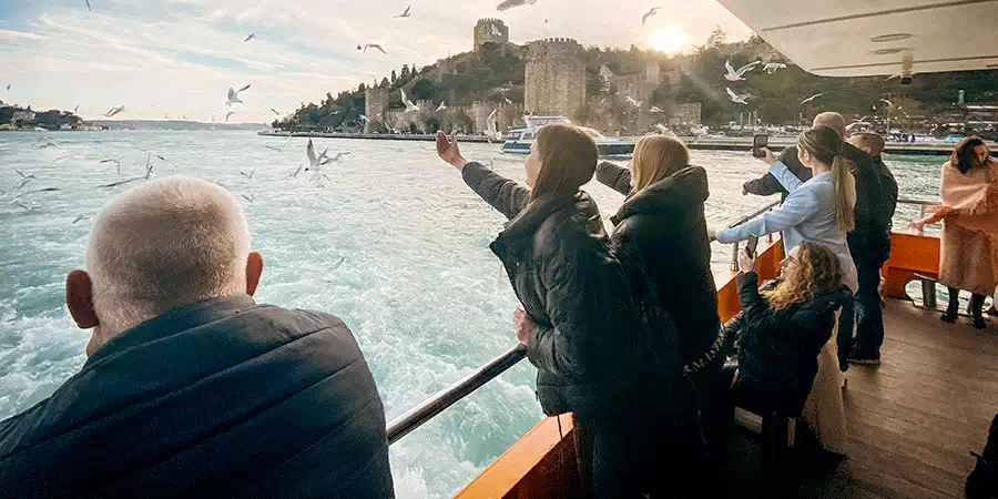 Crucero al atardecer por el Bósforo con cena y noche turca