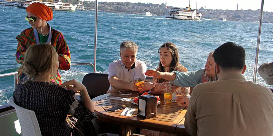 Crucero con almuerzo por el Bósforo