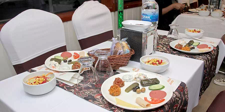 Crucero con cena por el Bósforo con espectáculo nocturno turco