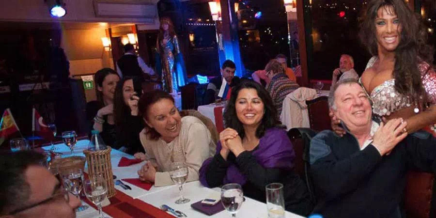 Crucero con cena por el Bósforo en Estambul con noche otomana