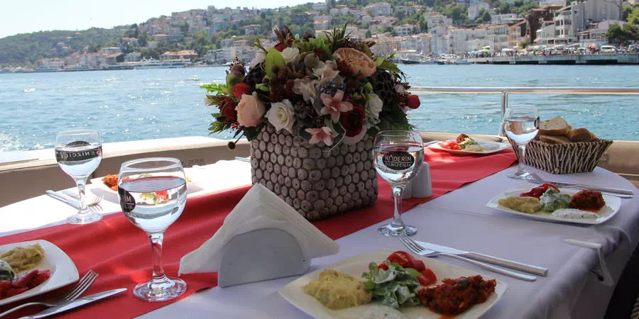 Crucero con cena por el Bósforo de Estambul con yate privado