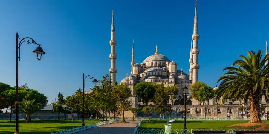 Tour de Estambul a Sultanahmet y crucero con cena por el Bósforo con noche turca