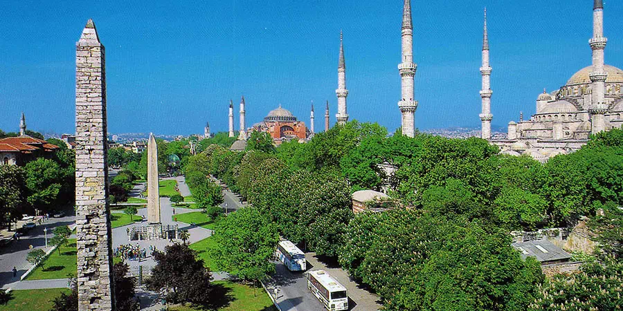Tour de Estambul a Sultanahmet y crucero con cena por el Bósforo con noche turca